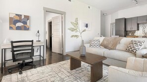 Smart TV - Landing | Stunning 2BD, Gym (Waco)