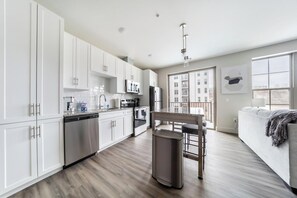 Fridge, dining tables - Landing | Amazing 1BD, Gym, Courtyard (Cleveland)