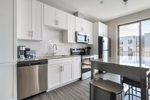 Fridge, dining tables - Landing | Stunning 1BD, Courtyard, Clubhouse (Cleveland)