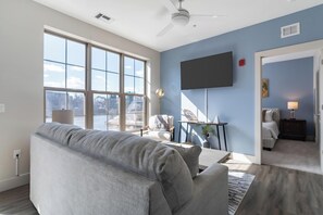 Smart TV - Landing | Stunning 1BD, Courtyard, Clubhouse (Cleveland)