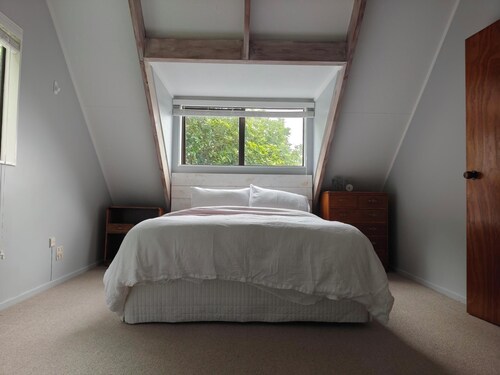 Furnished Warm Sunny Home in Paremata