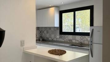 Apartamento superior, sacada, vista para o jardim | Cozinha privada