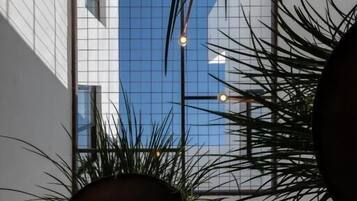 Apartamento superior, sacada, vista para o jardim | Área da propriedade