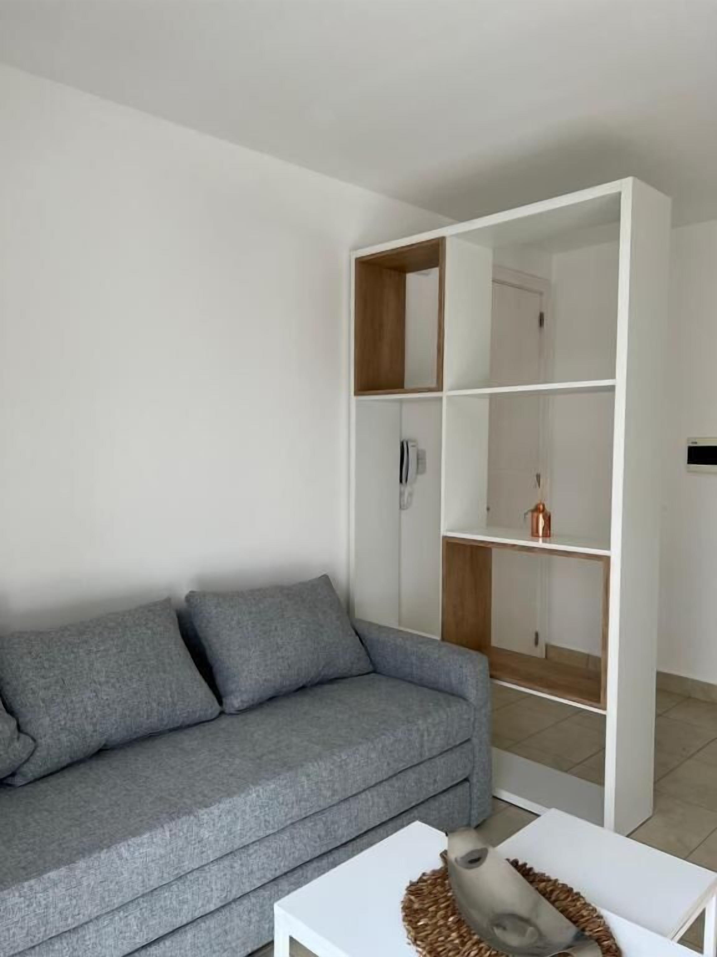 Apartamento superior, sacada, vista para o jardim | Área de estar