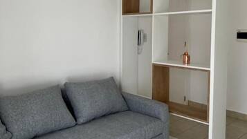 Apartamento superior, sacada, vista para o jardim | Área de estar
