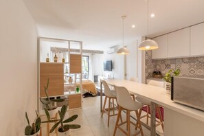 Apartamento, sacada, vista para a cidade | Opções para refeição