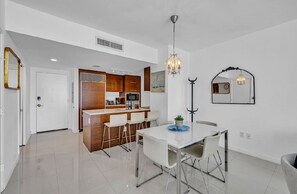 Dining - LUXORA 2BR 1 BA 16TH FLOOR W -FREE SPA (Miami)
