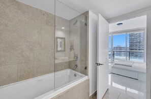 Hair dryer, towels, soap, toilet paper - LUXORA 2BR 1 BA 16TH FLOOR W -FREE SPA (Miami)