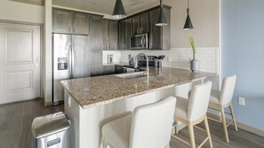 Réfrigérateur, tables à manger