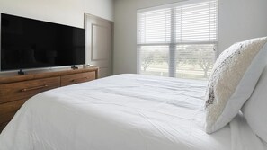 2 bedrooms, desk, iron/ironing board, WiFi - Landing | Modern 2BD in Bellview Acres Whiting (Baytown)