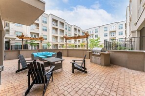 Outdoor dining - Landing | Spectacular 1BD, Pool (Arlington)