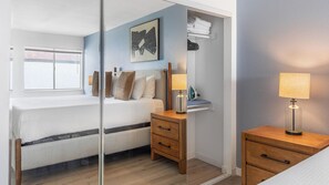 Room - Landing | Spectacular 2BD, Courtyard (Paradise)