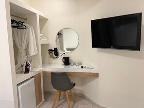 Habitación económica doble, balcón | Interior