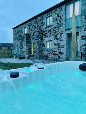 Hus - 4 sovrum - uteplats | Bubbelpool utomhus