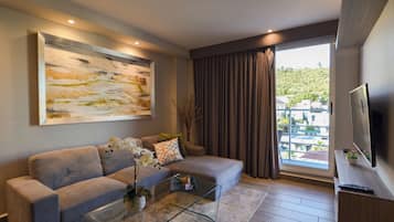 Suite, City View | Living area