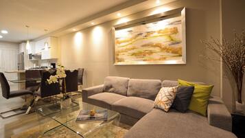 Suite, City View | Living area