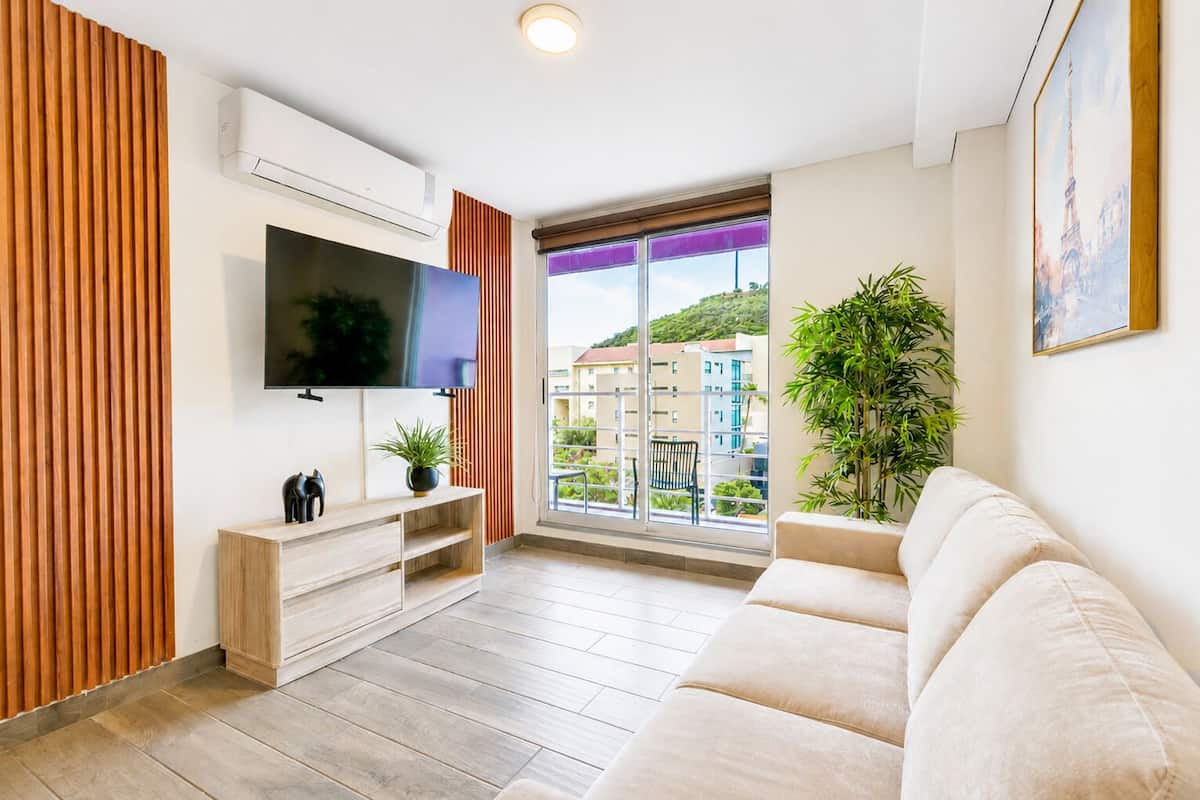 Business Suite, City View | Living area | 60-inch Smart TV with digital channels, streaming services