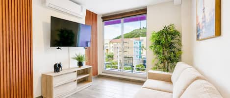 Suite Business, vistas a la ciudad | Zona de estar | Smart TV de 60 pulgadas con canales digitales, servicios de streaming