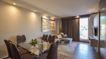 Suite, City View | Living area
