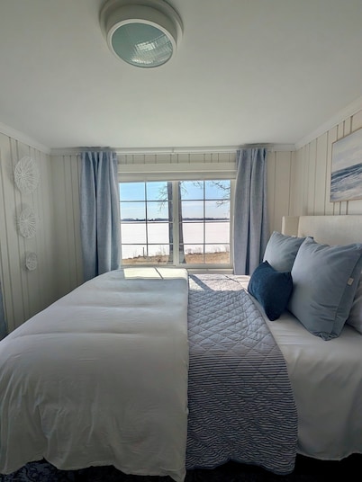 Lakefront Escape - Breathtaking Views in Fox Lake
