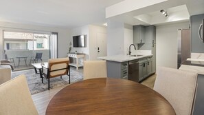 Interior - Landing | Beautiful 2BD, Courtyard (Paradise)