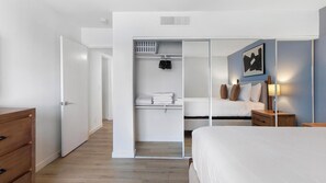 2 bedrooms, desk, iron/ironing board, WiFi - Landing | Beautiful 2BD, Courtyard (Paradise)