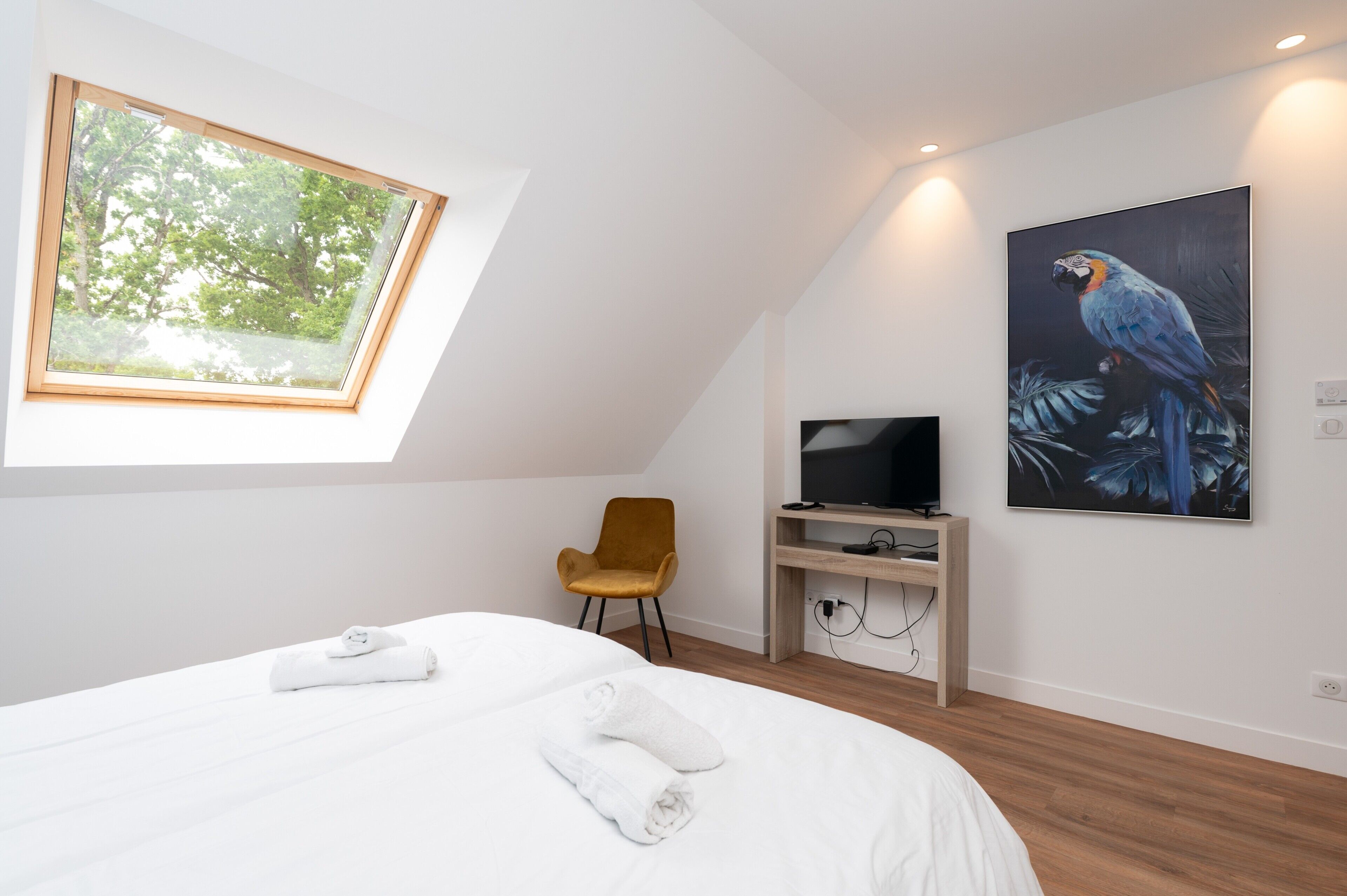 4 bedrooms, iron/ironing board, WiFi, bed sheets