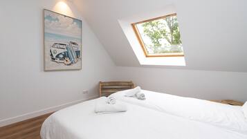 4 bedrooms, iron/ironing board, WiFi, bed sheets