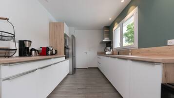 Réfrigérateur, four à micro-ondes, un four, surface de cuisson