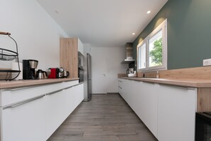 Fridge, microwave, oven, stovetop - Maison 'De L'ocean' – Heated Pool, 8 Guests, Near the Sea, Rhuys Peninsula (Le Tour-du-Parc)