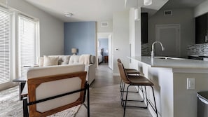 Eine moderne Wohnung mit Wohnzimmer, Küche und Essbereich.