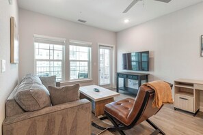 Smart TV - Landing | Beautiful 1BD, Pool, Gym (Palm Bay)