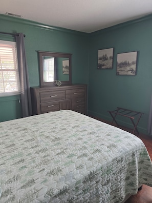 2 bedrooms, iron/ironing board, WiFi, bed sheets - Blue Moon #204. 2 Bedroom 1 Bath Condo in Beautiful downtown Clayton (Clayton)