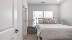 1 habitación, escritorio, tabla de planchar con plancha y wifi 