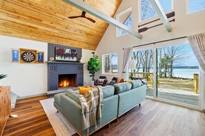 Living area - Lakefront - 3BR - Sleeps 8 - Hot tub - Kayaks - Fire pit - EV - Large Yard (Pocono Summit)