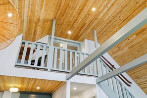 Interior - Lakefront - 3BR - Sleeps 8 - Hot tub - Kayaks - Fire pit - EV - Large Yard (Pocono Summit)