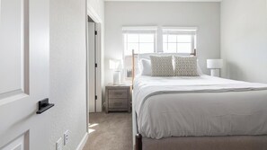 1 bedroom, desk, iron/ironing board, WiFi - Landing | Modern 1BD, Pool, Gym (Palm Bay)