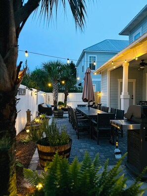 Outdoor dining - Luxury Beach Retreat - Sleeps 14 - 5BR - Community Pool - Minutes to Beach (Miramar Beach)