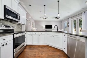 Microwave, oven, stovetop, dishwasher - Luxury Beach Retreat - Sleeps 14 - 5BR - Community Pool - Minutes to Beach (Miramar Beach)
