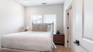1 habitación, escritorio, tabla de planchar con plancha y wifi 