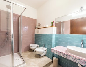 Shower, hair dryer, bidet, towels - Luxury Apartment with Frescoes Rome Termini Colosseum (Roma)