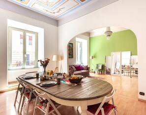 Dining - Luxury Apartment with Frescoes Rome Termini Colosseum (Roma)