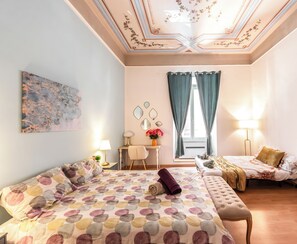 1 bedroom, iron/ironing board, Internet, bed sheets - Luxury Apartment with Frescoes Rome Termini Colosseum (Roma)