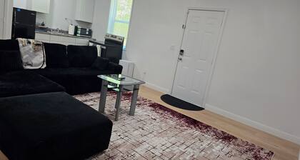 2-bedroom building in charming Stockbridge with cool AC
