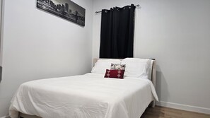 Room - 2-bedroom building in charming Stockbridge with cool AC (Stockbridge)