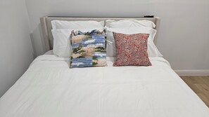 Room - 2-bedroom building in charming Stockbridge with cool AC (Stockbridge)