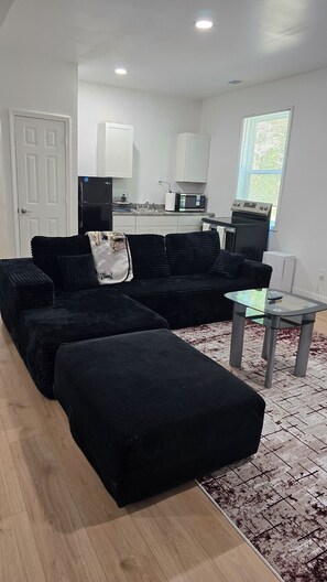 Living area - 2-bedroom building in charming Stockbridge with cool AC (Stockbridge)