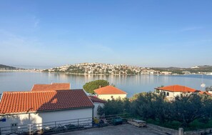 Eine Küstenstadt mit Häusern, blauem Himmel und ruhiger See.