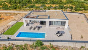 A modern house with a rooftop terrace, a swimming pool, and a view of the surrounding landscape. - Nice home in Bristani with sauna (Bristani)