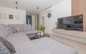 Smart TV - Nice home in Bristani with sauna (Bristani)